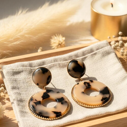 Boucles d’oreilles rondes acier inoxydable et résine marron crème – bijou doré femme chic