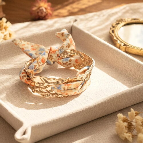 Bracelet jonc doré ruban fleuri femme – acier inoxydable martelé et tissu liberty – bijou poétique été