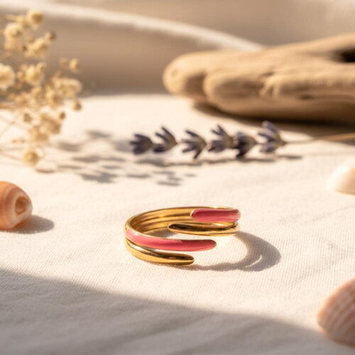 Bague dorée ouverte en acier inoxydable avec détails rose fluo – style moderne et ajustable