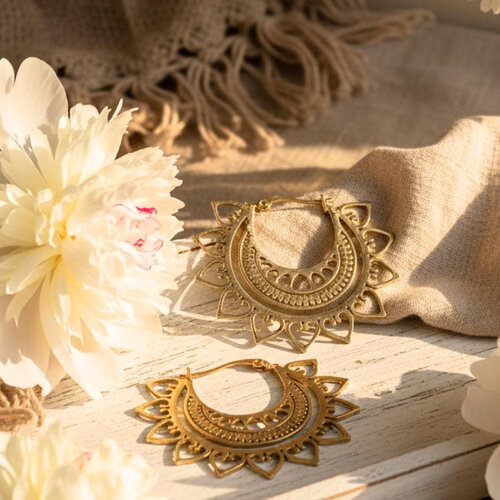 Boucles d’oreilles dorées acier inoxydable style bohème avec cœurs ajourés – créoles originales chic