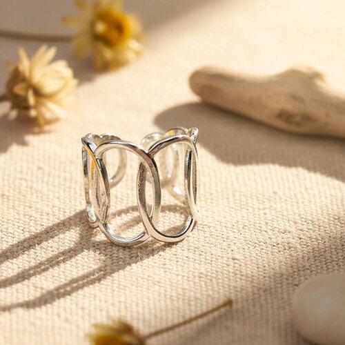 Bague ajourée en acier inoxydable argenté – design moderne et graphique, style minimaliste chic