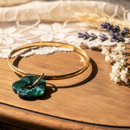 Bracelet jonc doré avec pendentif fleur en résine vert émeraude – bijou bohème chic en acier inoxydable