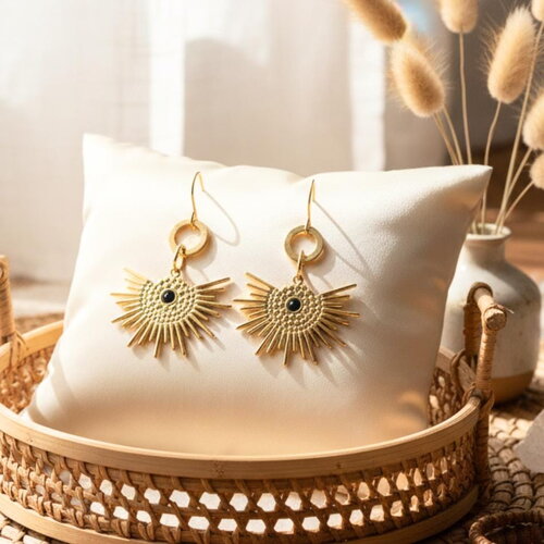 Boucles d’oreilles soleil doré en acier inoxydable avec pierre noire – bijou lumineux style bohème chic