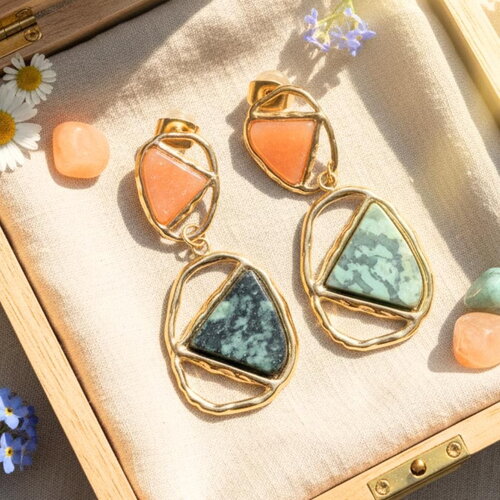 Boucles d’oreilles pendantes dorées avec pierres naturelles vertes et oranges – bijou chic en acier inoxydable pour femme