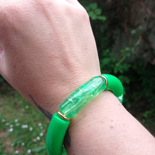 Gros bracelet jonc élastique en perles tubes incurvés vert | bijoux pour femme | bracelet de plage | tendance | été | cadeau pour elle