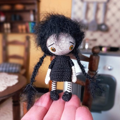 Poupée miniature en crochet,  poupée mercredi,  poupée crochet