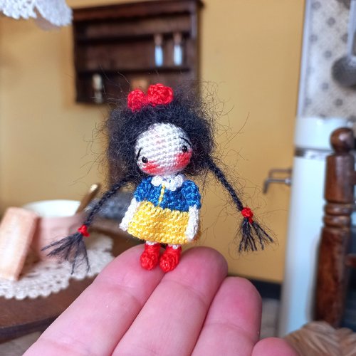 Poupée miniature blanche neige en crochet, sur commande,miniature, crochet,