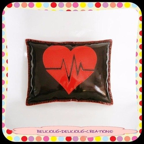 Original coussin deco !! heart beat!! en simili cuir brillant, noir rouge taille: 38cm x 29cm 