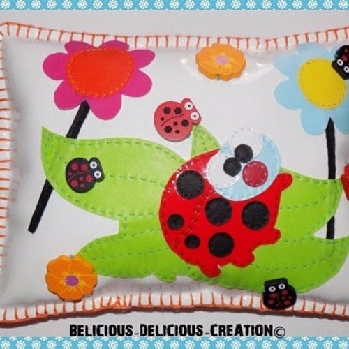 Original coussin deco !! ladybug ville !! en simili cuir blanc taille: 30cm x 22.5cm 