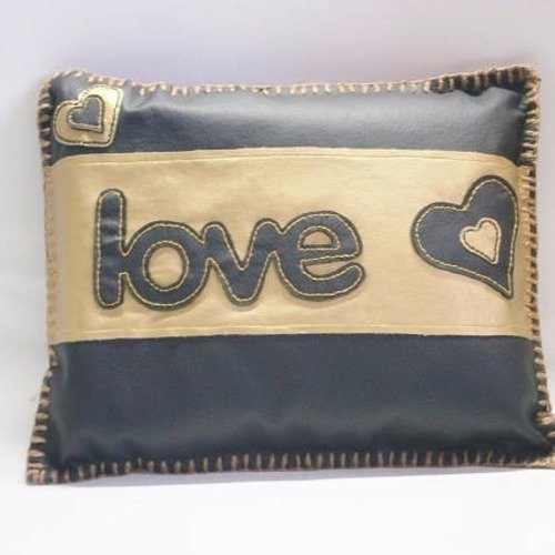 Original coussin deco !! love !! en simili cuir noir et or taille 29cm x 24cm 