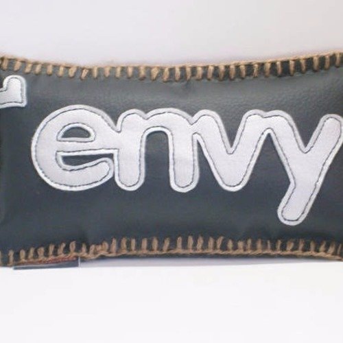 Original coussin deco !! envy !! en simili cuir noir et argente taille= 31 cm 18 cm