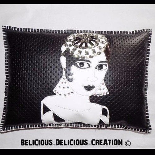 Original coussin deco!! josephine baker !! en simili cuir noir et blanc taille: 49cm x 35cm 