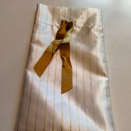 Pochette cadeau pelochon en tissu satiné blanc avec ruban doré