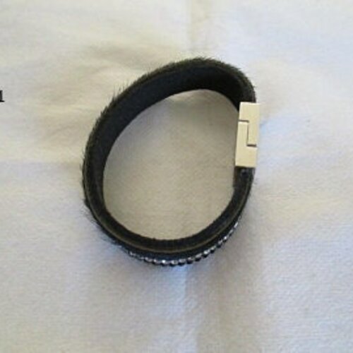 Bracelet manchette en nubuck noir avec un côté avec des strass ronds blancs
