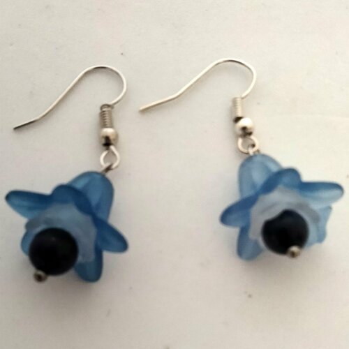 Petites boucles d'oreilles fantaisie fleur bleue  pour enfant