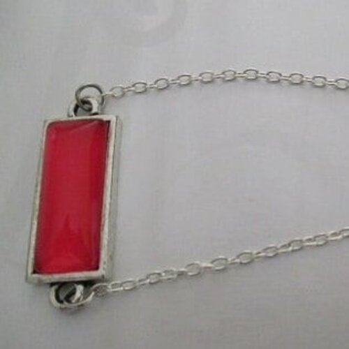 Bracelet cabochon rouge rectangulaire en verre sur chainette en acier argenté