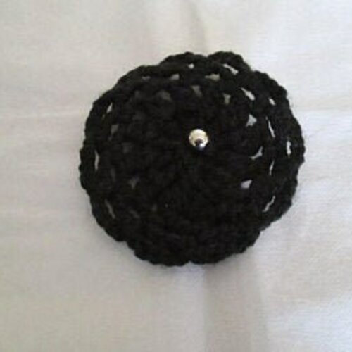 Fleur noire  en laine au crochet  fait-main  avec une perle centrale argentée