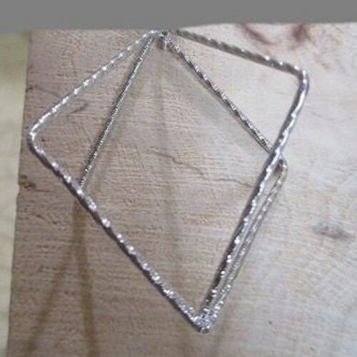 4  breloques  très légères de  forme géométrique en métal argenté