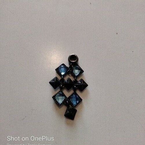 Pendentif  vintage des années 1990 forme octogonale avec cabochons en cristal bleu  sur support en céramique noir