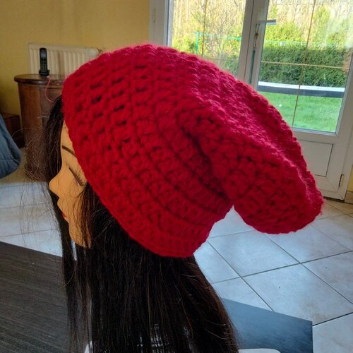 Bonnet en laine, chapeau en laine rouge avec des reliefs, femme, fait main au crochet