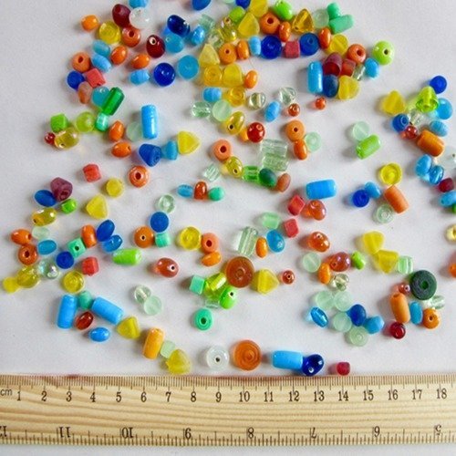 100 perles en verre multicolores, différentes formes