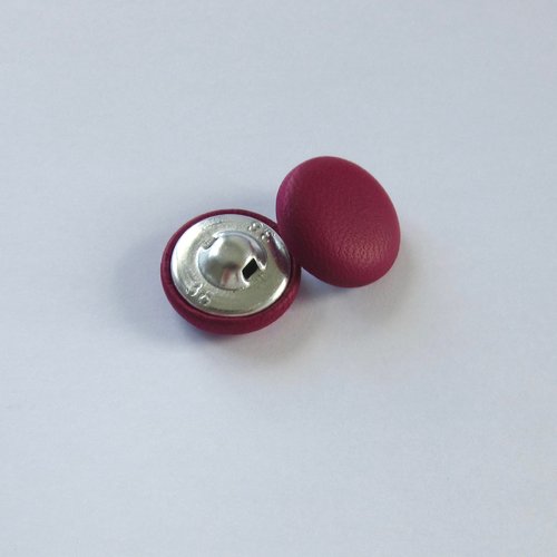 2 boutons recouverts de cuir rouge - 22 mm