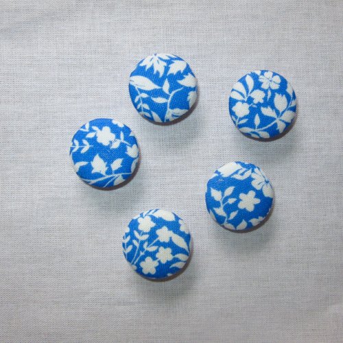5 boutons recouverts de tissu bleu fleurs blanches - 19mm