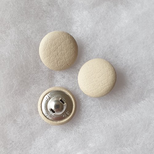 2 boutons recouverts de cuir blanc crème – 22 mm