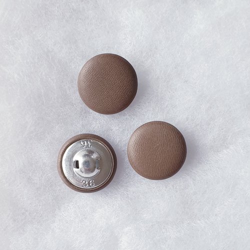 2 boutons recouverts de cuir taupe – 22 mm