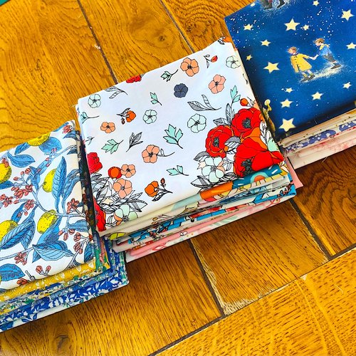 Lot de 10 fat quarters tissus coton de marques: liberty, agf, belle & boo…