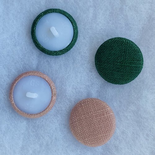 2 boutons recouverts de lin vert - 25mm