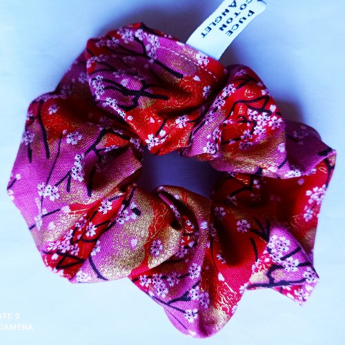 Chouchou élégant en tissu japonais avec des fleurs de cerisier sur un fond rouge et rose