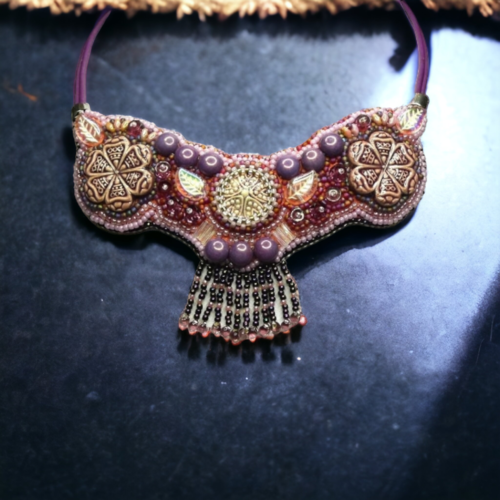 Collier  avec cabochons de céramique et perles brodées rose et violet