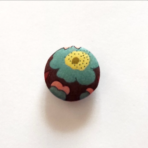 Bouton tissu liberty betsy c chocolat vendu à l'unité