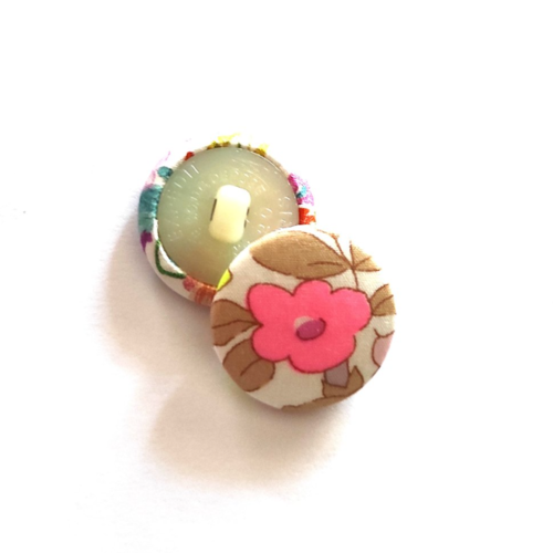 Bouton tissu liberty exclusif betsy berry latte vendu à l'unité