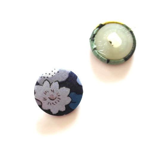 Bouton liberty betsy meadow bleu marine scintillant vendu à l'unité
