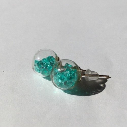 Boucles d'oreille turquoises, globe de verre, cristaux mobiles