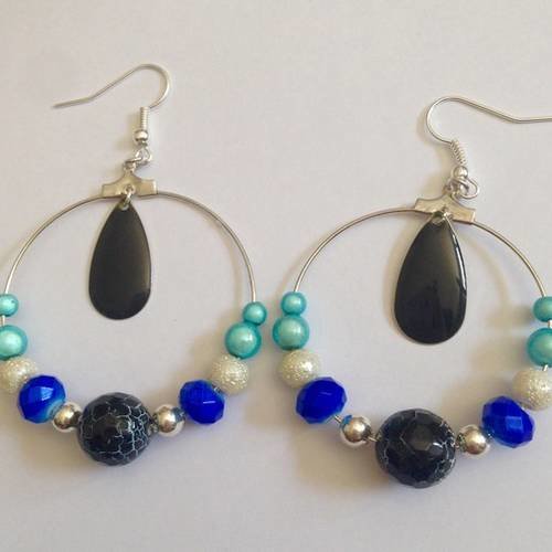 Boucles d'oreille "créoles" en métal argenté, perles fantaisies bleues blanches et noires et sequin émaillé noir. 