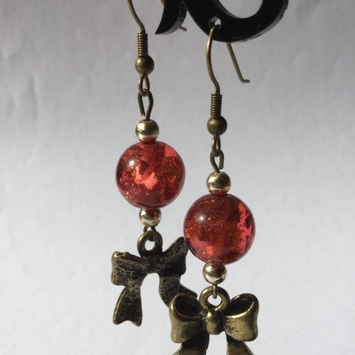 Boucles d'oreille  avec perle rouge pailletée et noeud couleur bronze b 