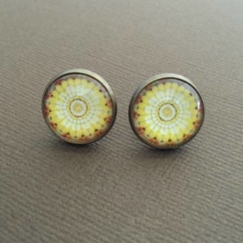 Boucles d'oreille "puces" en métal couleur bronze et cabochon motif fleur jaune 