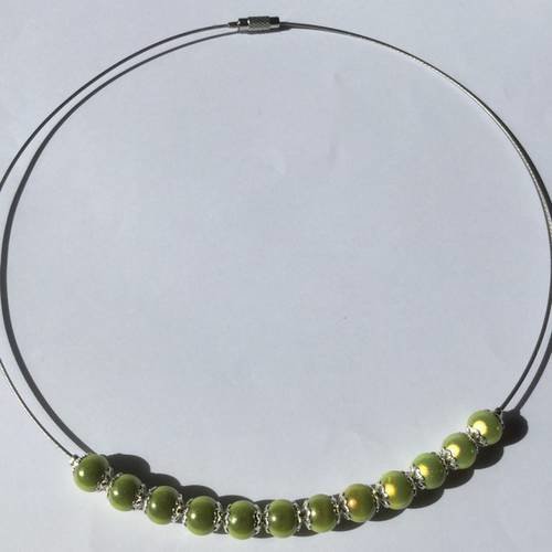 Collier ras du cou avec fil câblé gris et perles "magiques" vert anis. 