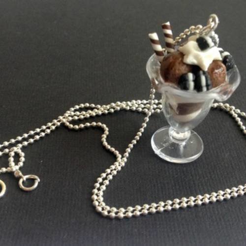 Collier gourmand avec coupe glacée miniature sur une chaîne à billes argentée. 