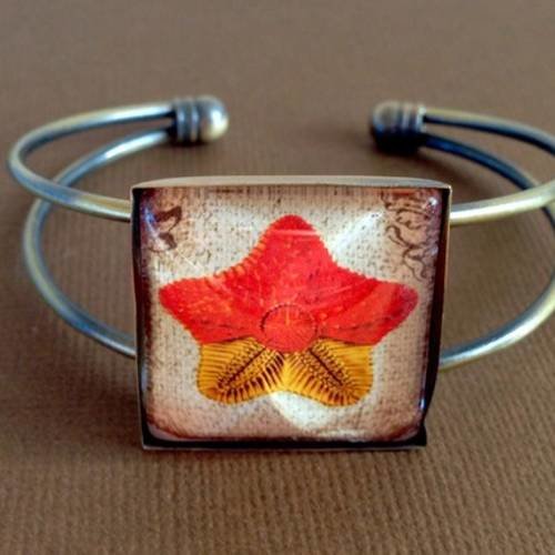Bracelet en métal couleur bronze et cabochon de verre carré motif étoile de mer orange et jaune d'or 