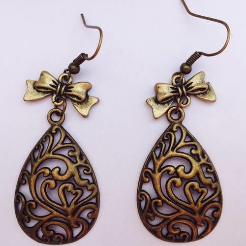 Boucles d'oreille avec breloque forme goutte couleur bronze et petit noeud bronze 