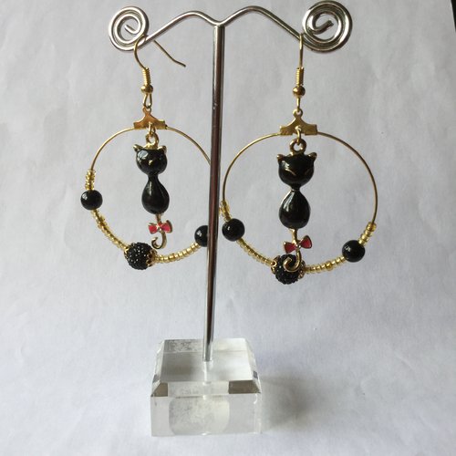 Boucles d'oreilles chat, créoles avec perles dorées et noires, breloque chat noir. 