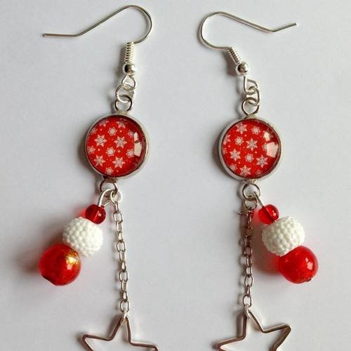 Boucles d'oreilles noel, cabochons motif flocons de neige, perles rouges et blanches et étoile argentée. 