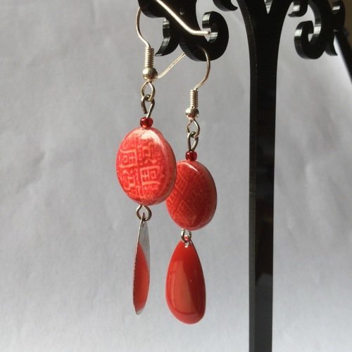 Boucles d'oreille perle plate idéogrammes rouges et sequin émaillé goutte rouge 