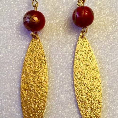 Boucles d'oreille avec sequin forme navette métal doré et perle rouge sombre et doré 