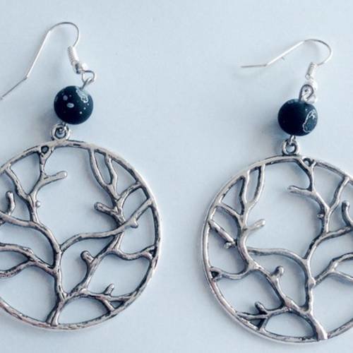 Boucles d'oreille avec estampe arbre de vie argenté et perle de lave noire 