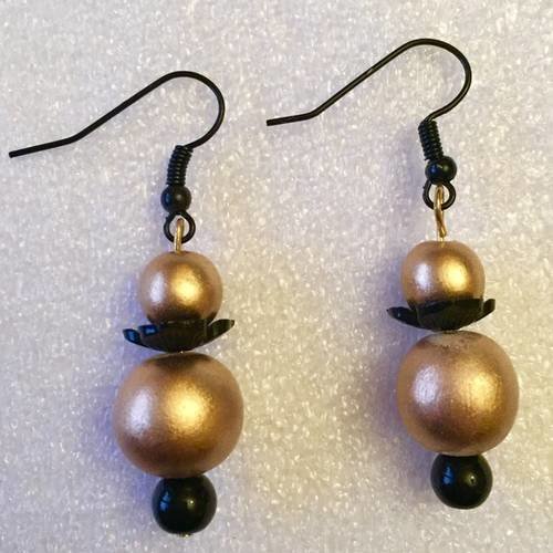 Boucles d'oreille avec perles dorées mates, perles et coupelles noires 